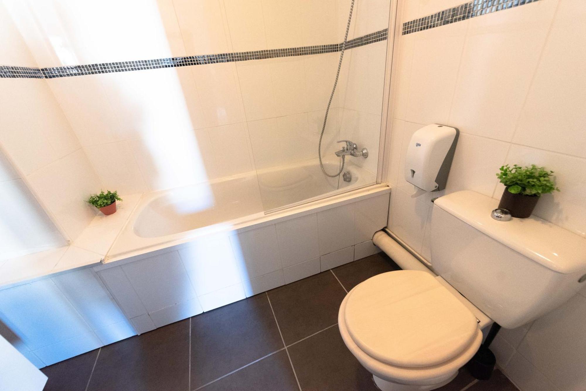 Hotel Le Lion D'Or Bernay  Bagian luar foto