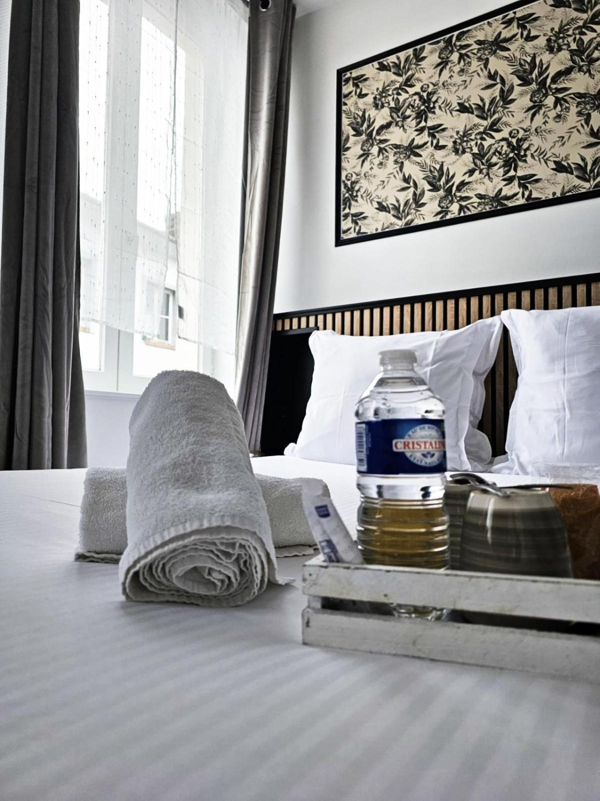 Hotel Le Lion D'Or Bernay  Bagian luar foto