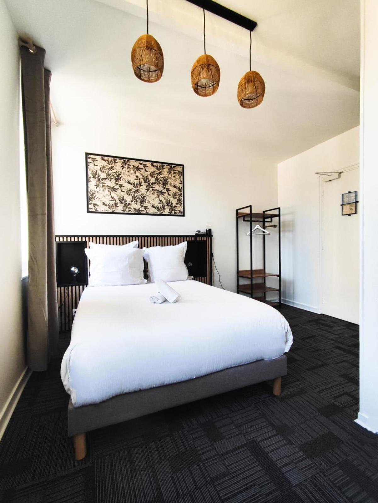 Hotel Le Lion D'Or Bernay  Bagian luar foto