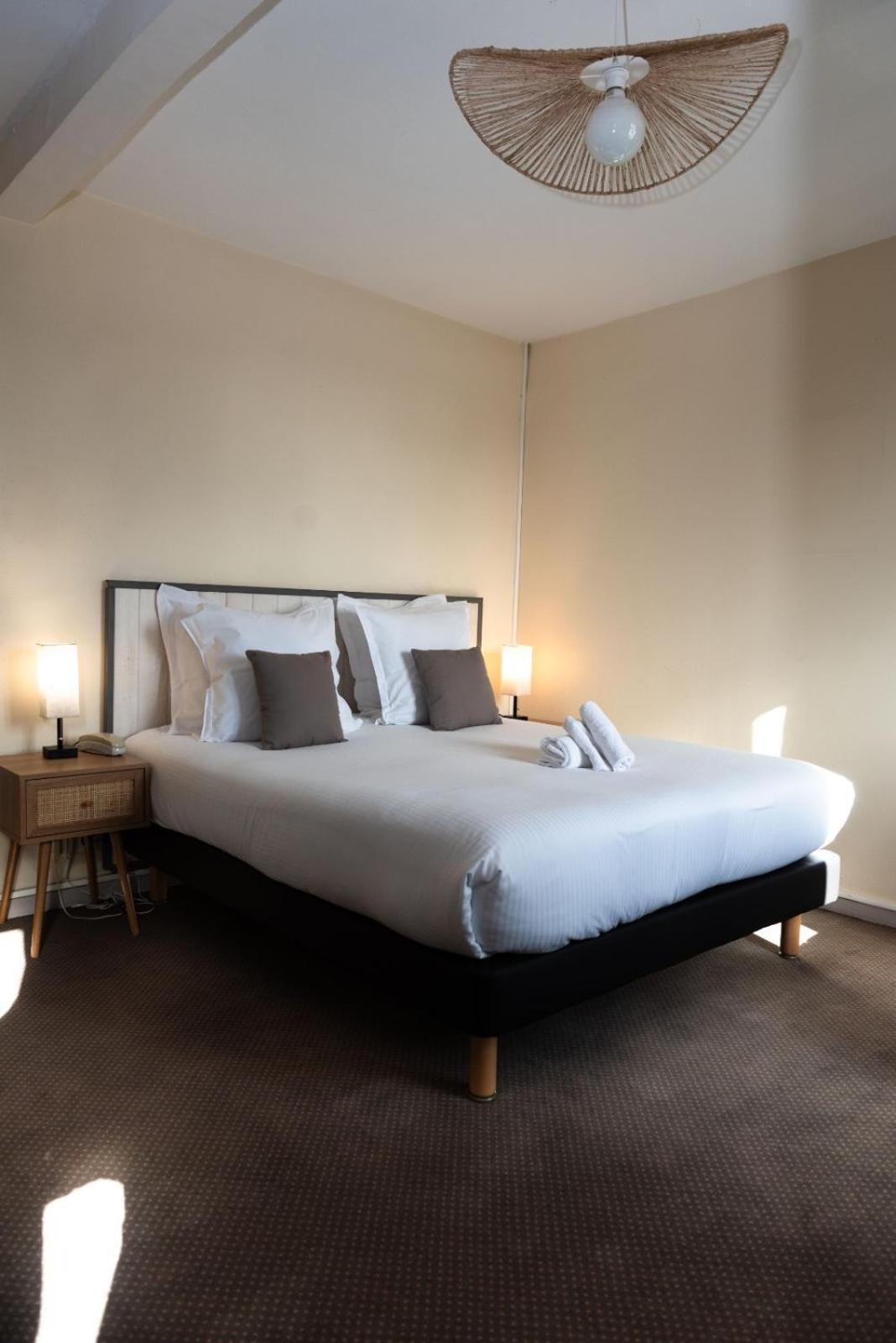 Hotel Le Lion D'Or Bernay  Bagian luar foto