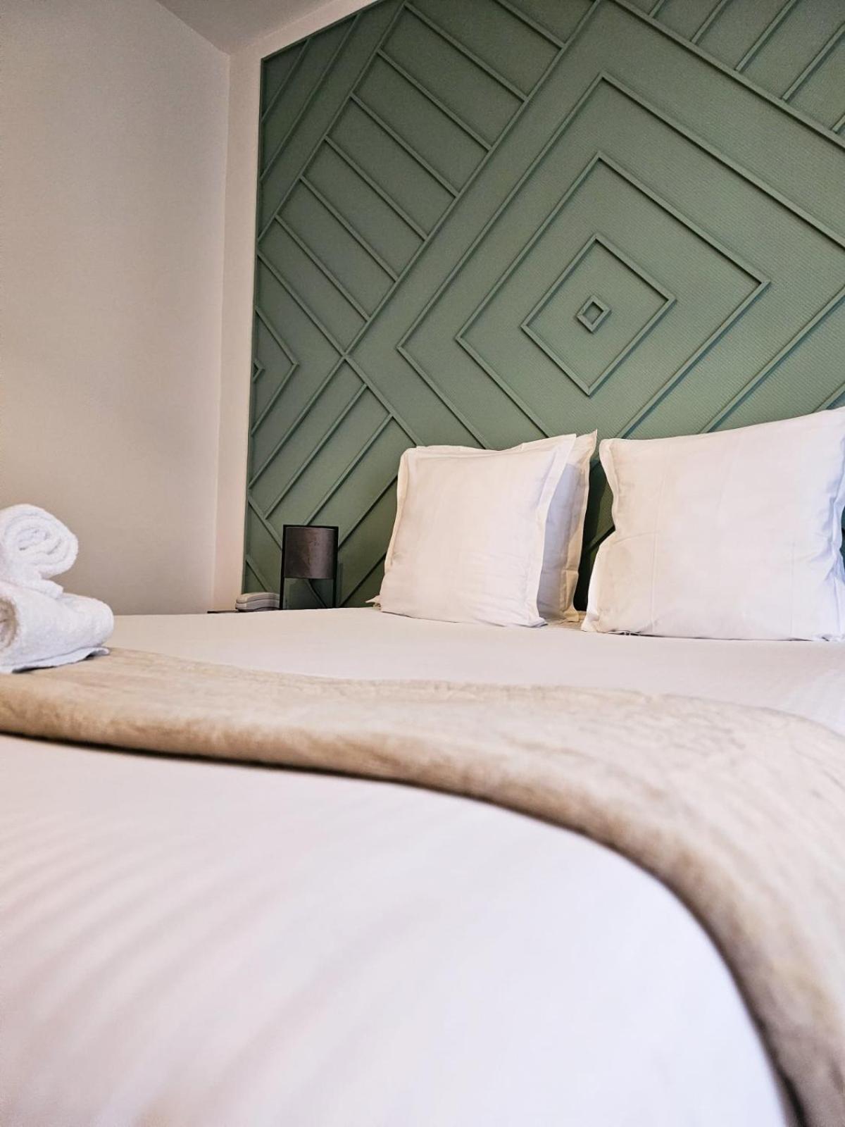 Hotel Le Lion D'Or Bernay  Bagian luar foto