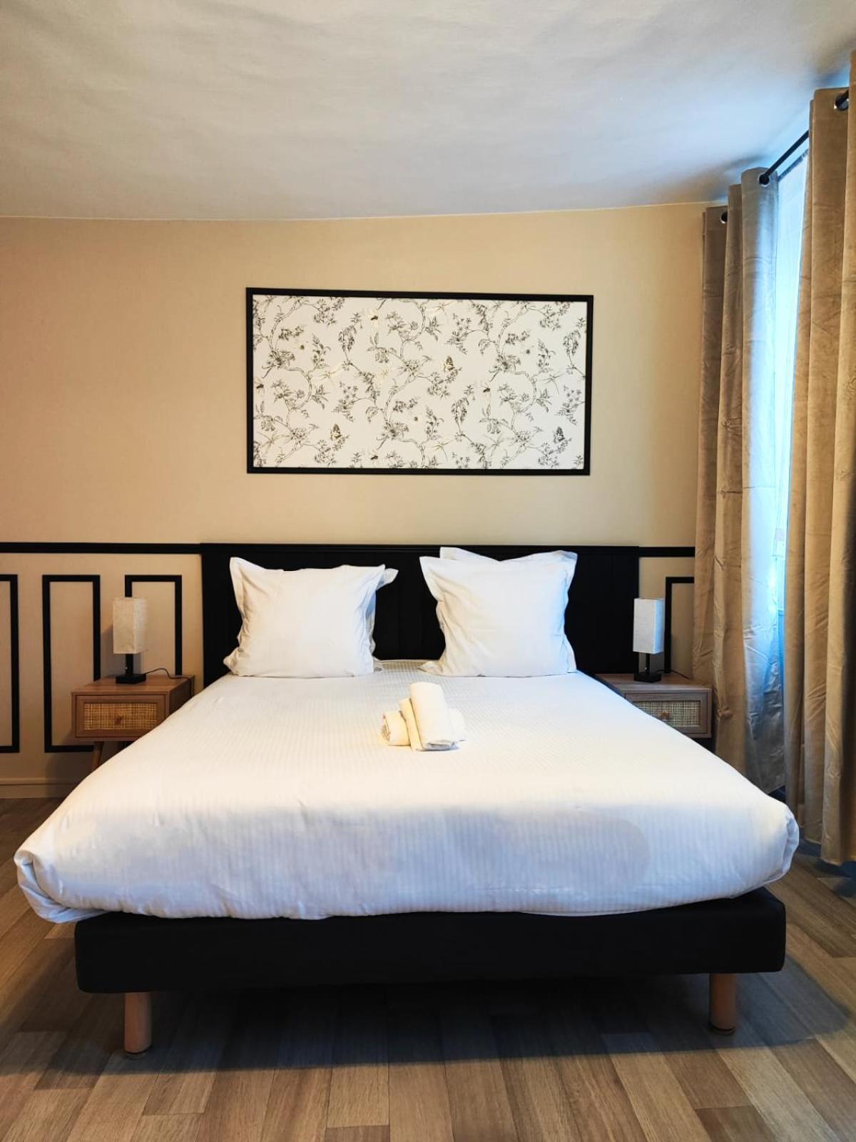 Hotel Le Lion D'Or Bernay  Bagian luar foto