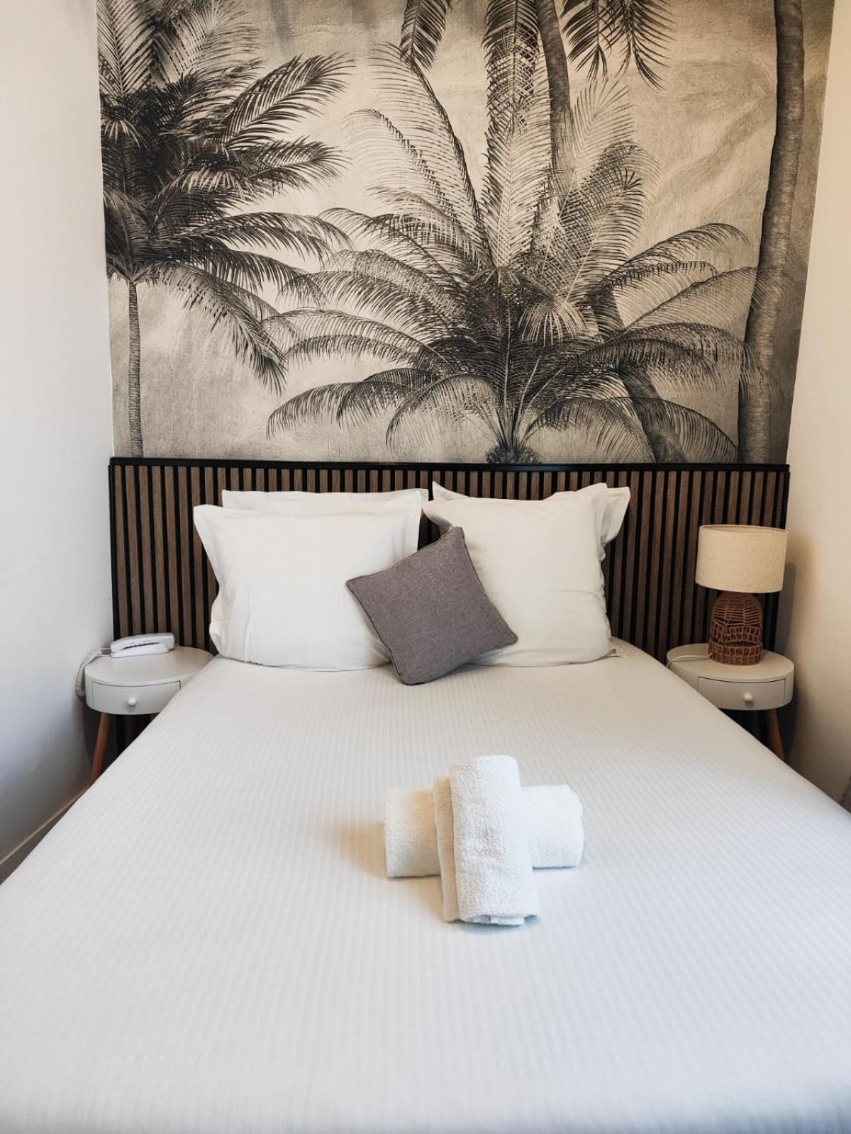 Hotel Le Lion D'Or Bernay  Bagian luar foto