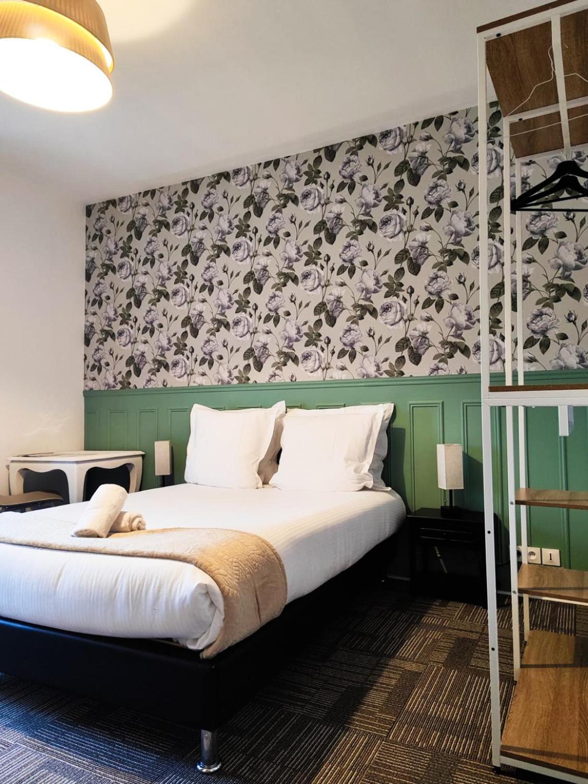 Hotel Le Lion D'Or Bernay  Bagian luar foto