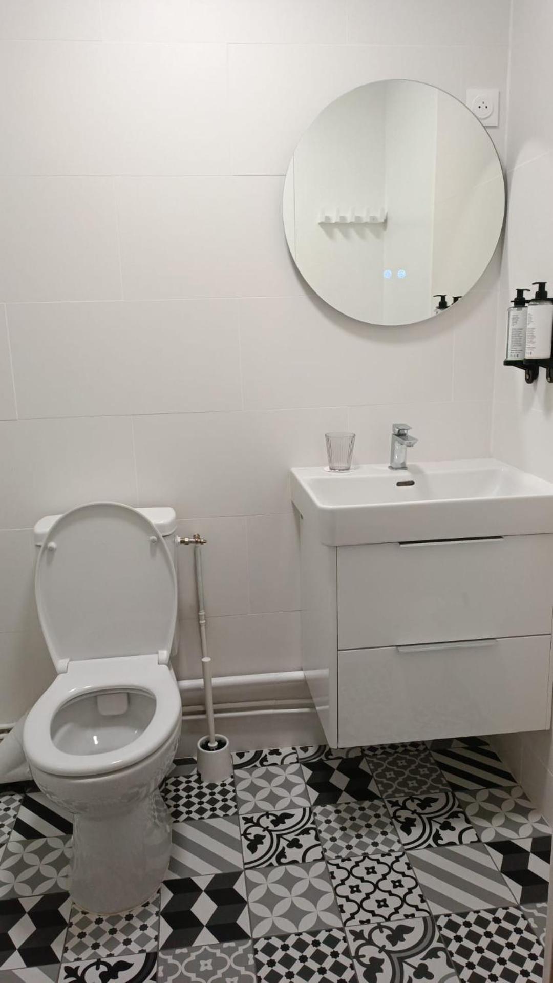 Hotel Le Lion D'Or Bernay  Bagian luar foto