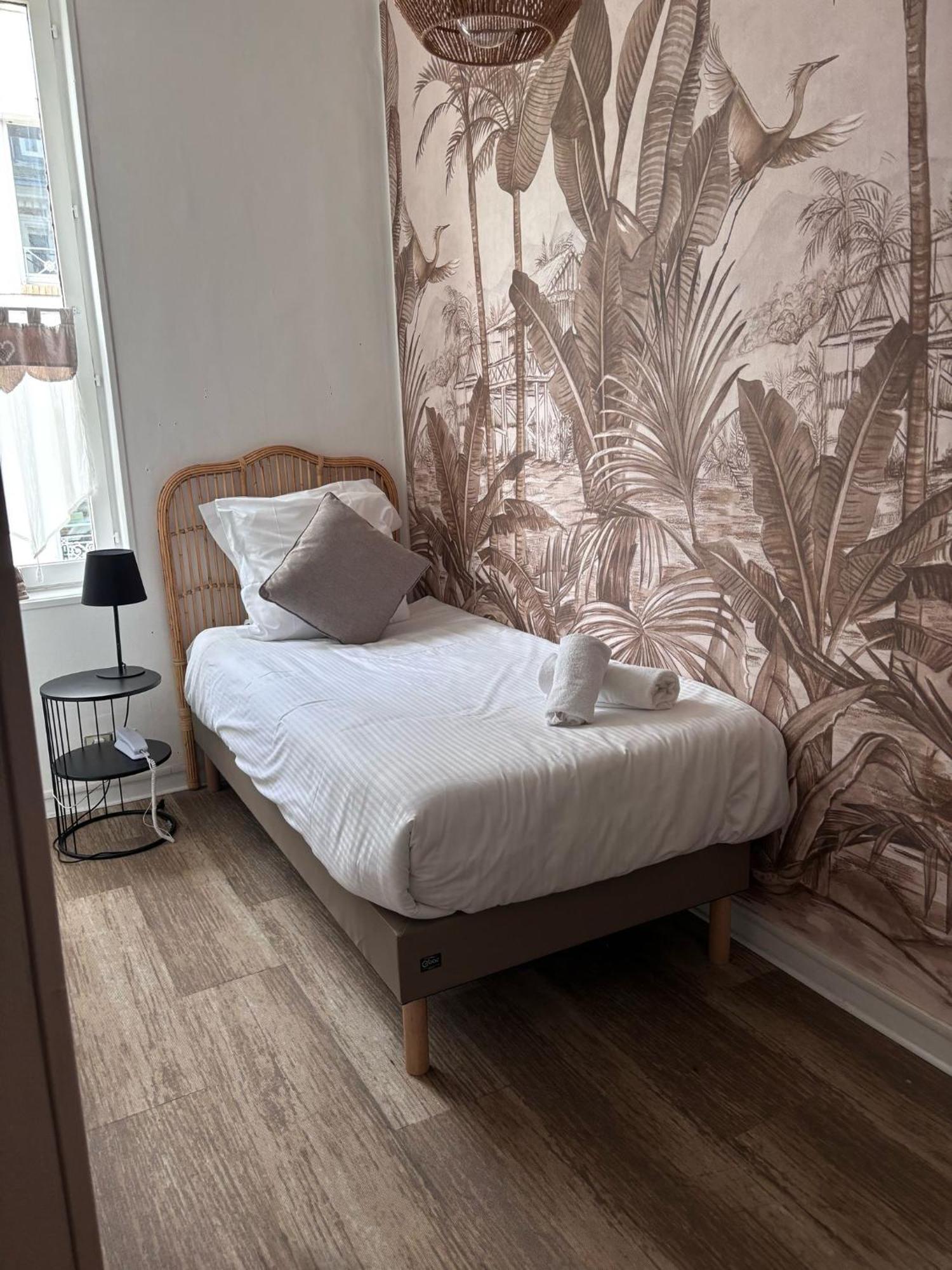 Hotel Le Lion D'Or Bernay  Bagian luar foto
