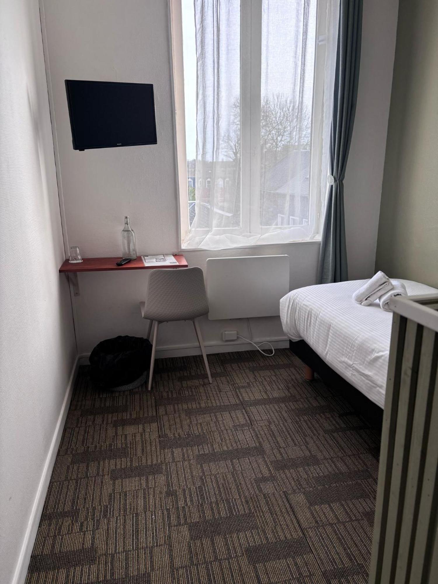 Hotel Le Lion D'Or Bernay  Bagian luar foto