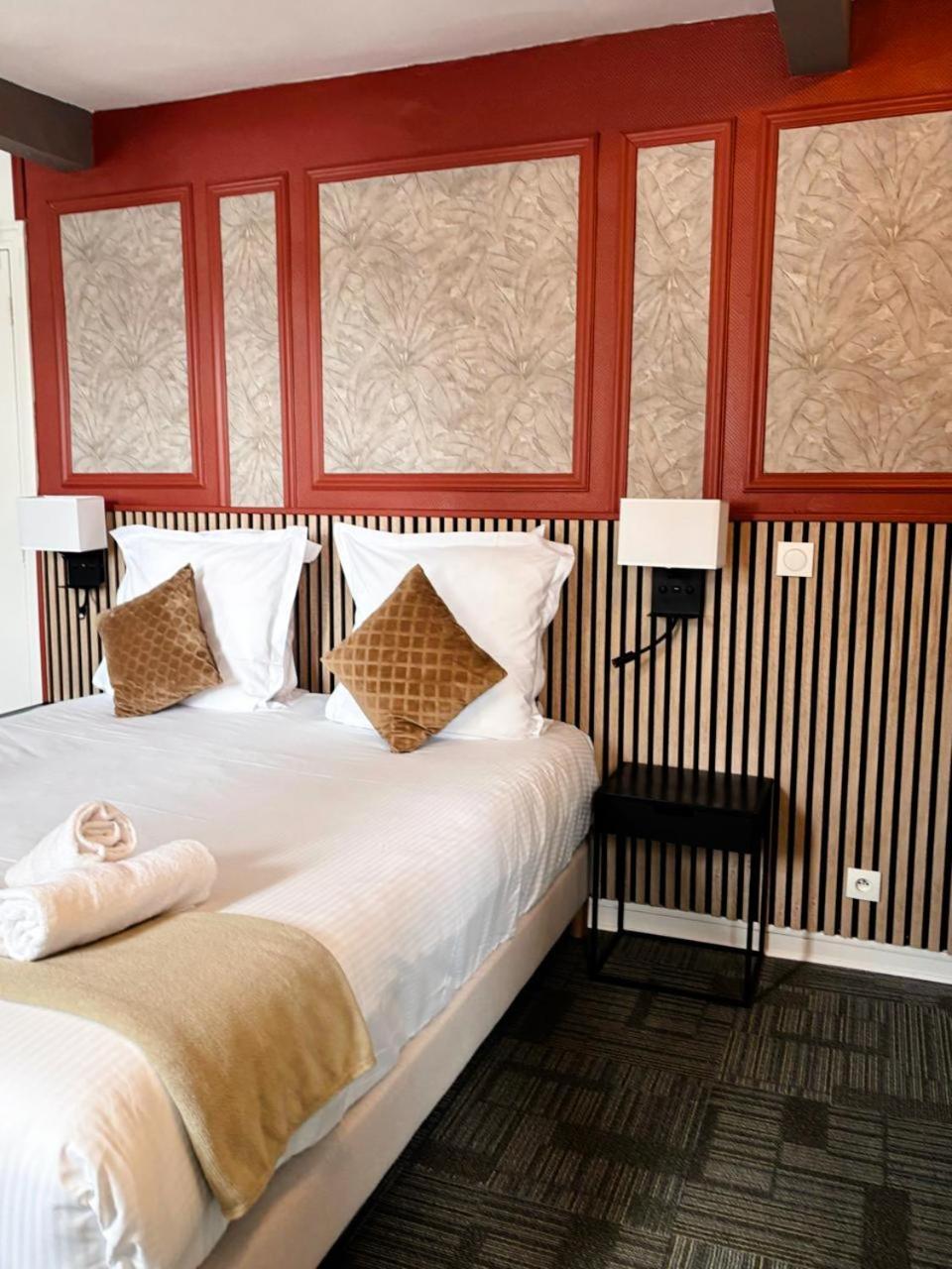 Hotel Le Lion D'Or Bernay  Bagian luar foto